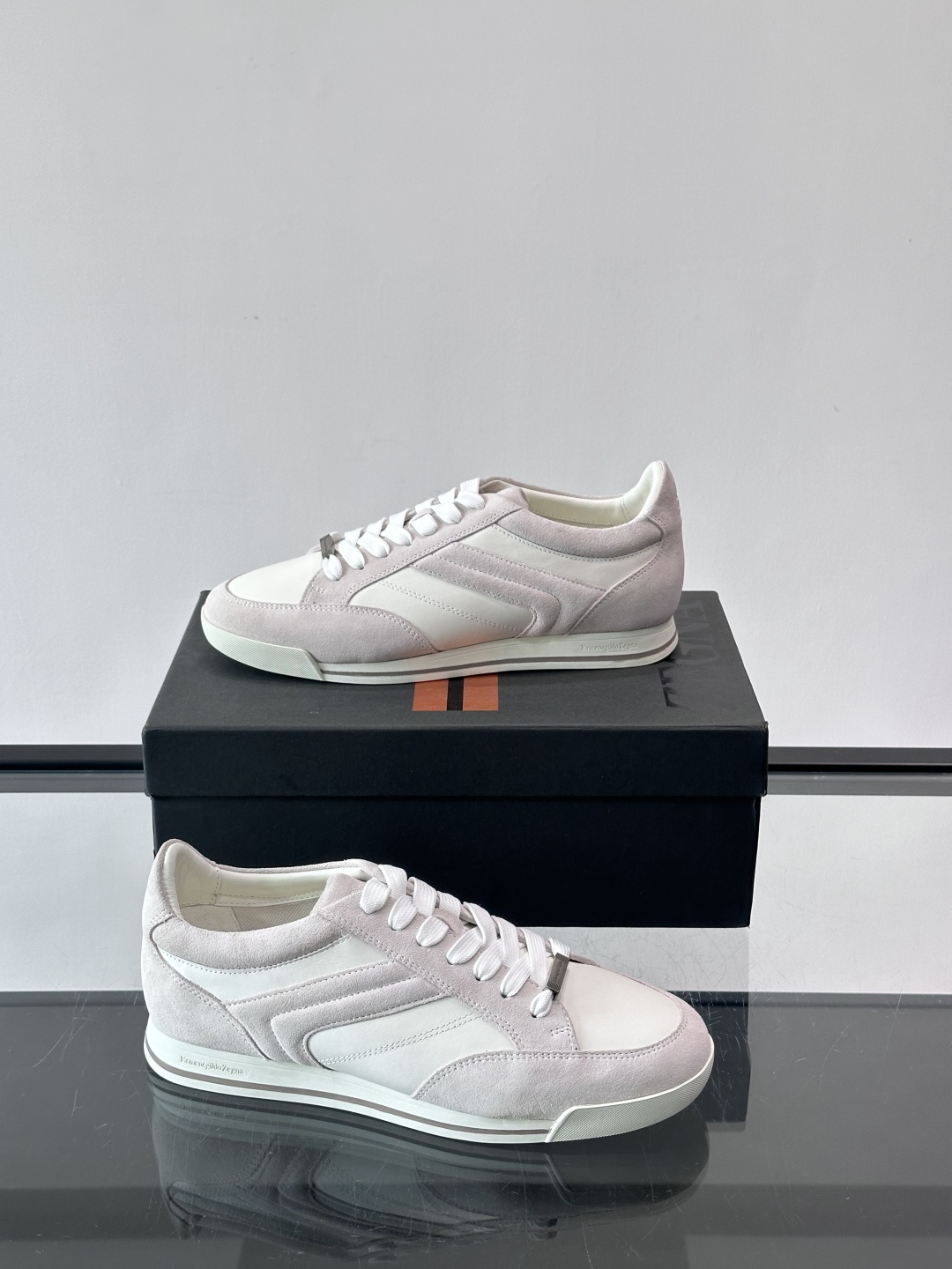 杰尼亚男士休闲运动鞋，麂皮+橡胶鞋底，简约复古又百搭！鞋面双条纹设计，品牌辨识度满分。轻便舒适，通勤休闲