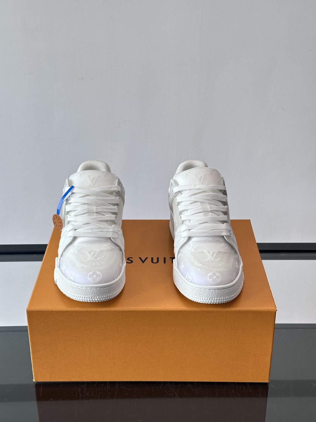 驴家 新配色 trainer运动鞋，本款 LV Trainer 运动鞋取材柔软粒面小牛皮，呈现纯净色调，