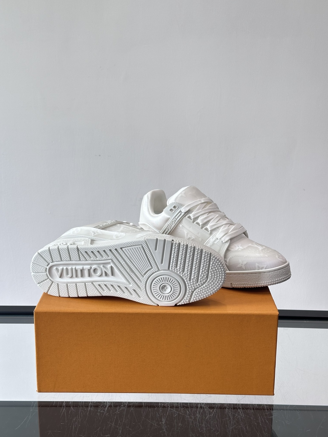 驴家 新配色 trainer运动鞋，本款 LV Trainer 运动鞋取材柔软粒面小牛皮，呈现纯净色调，