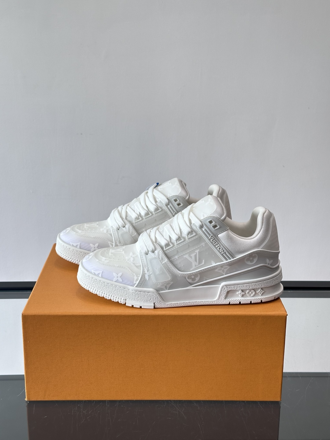 驴家 新配色 trainer运动鞋，本款 LV Trainer 运动鞋取材柔软粒面小牛皮，呈现纯净色调，