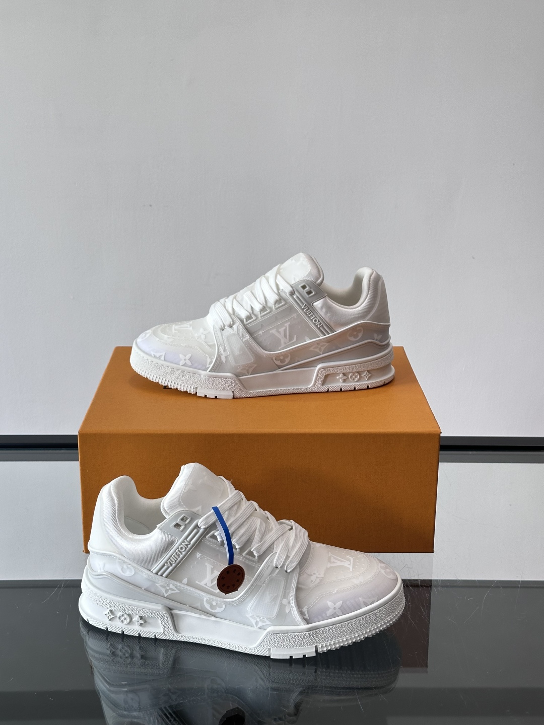 驴家 新配色 trainer运动鞋，本款 LV Trainer 运动鞋取材柔软粒面小牛皮，呈现纯净色调，