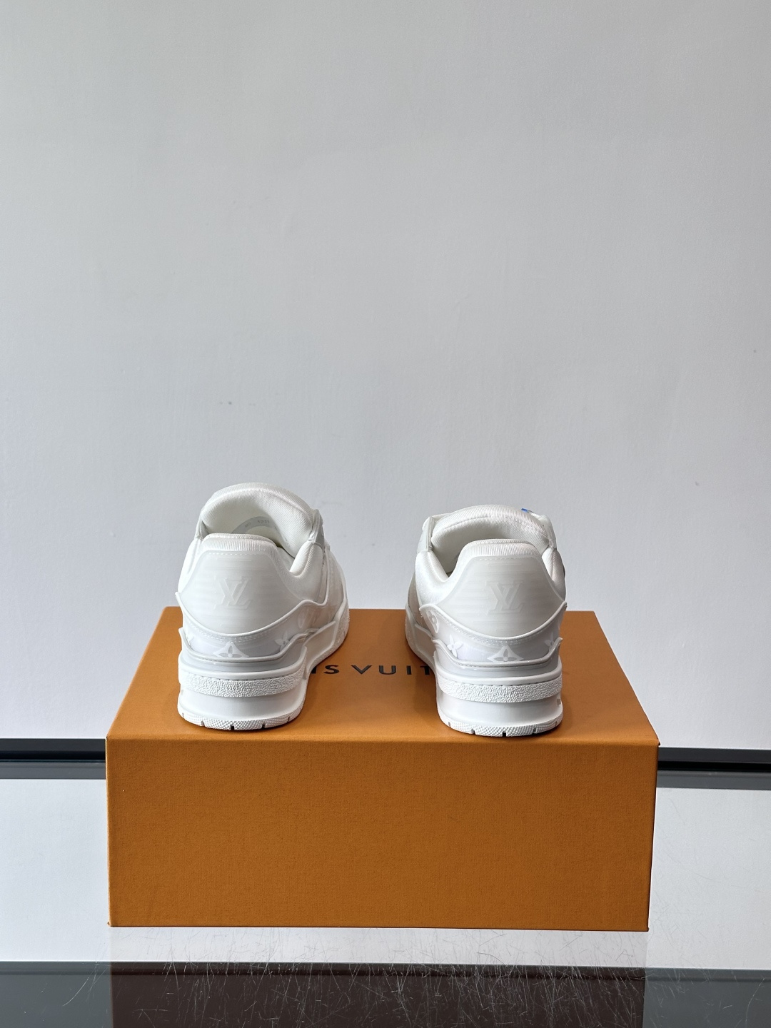 驴家 新配色 trainer运动鞋，本款 LV Trainer 运动鞋取材柔软粒面小牛皮，呈现纯净色调，