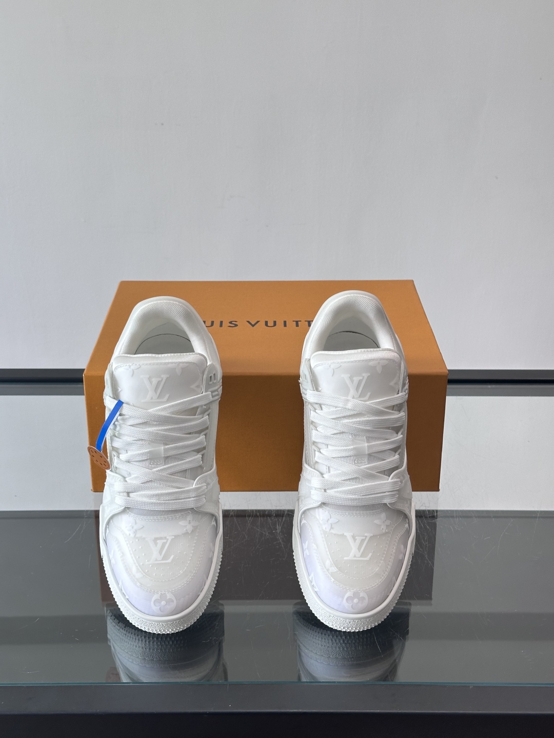 驴家 新配色 trainer运动鞋，本款 LV Trainer 运动鞋取材柔软粒面小牛皮，呈现纯净色调，