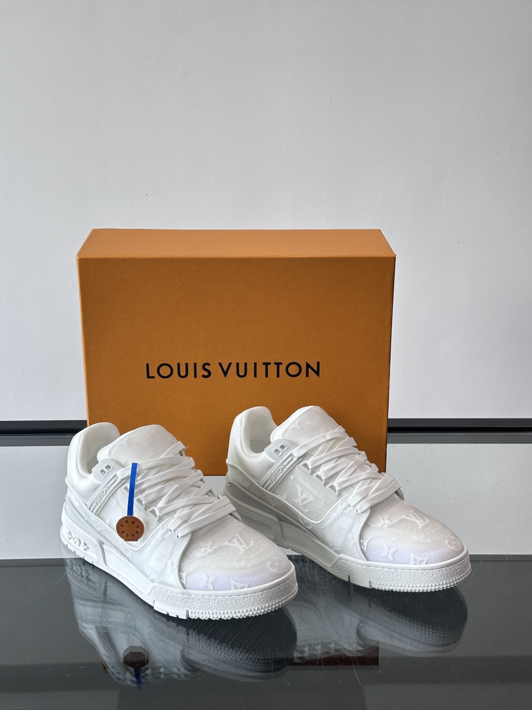 驴家 新配色 trainer运动鞋，本款 LV Trainer 运动鞋取材柔软粒面小牛皮，呈现纯净色调，