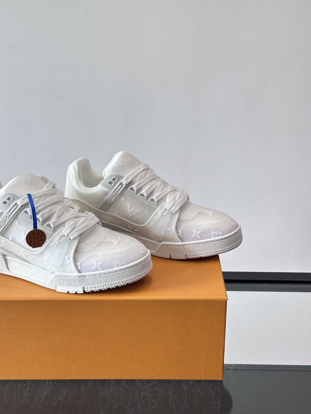 驴家 新配色 trainer运动鞋，本款 LV Trainer 运动鞋取材柔软粒面小牛皮，呈现纯净色调，