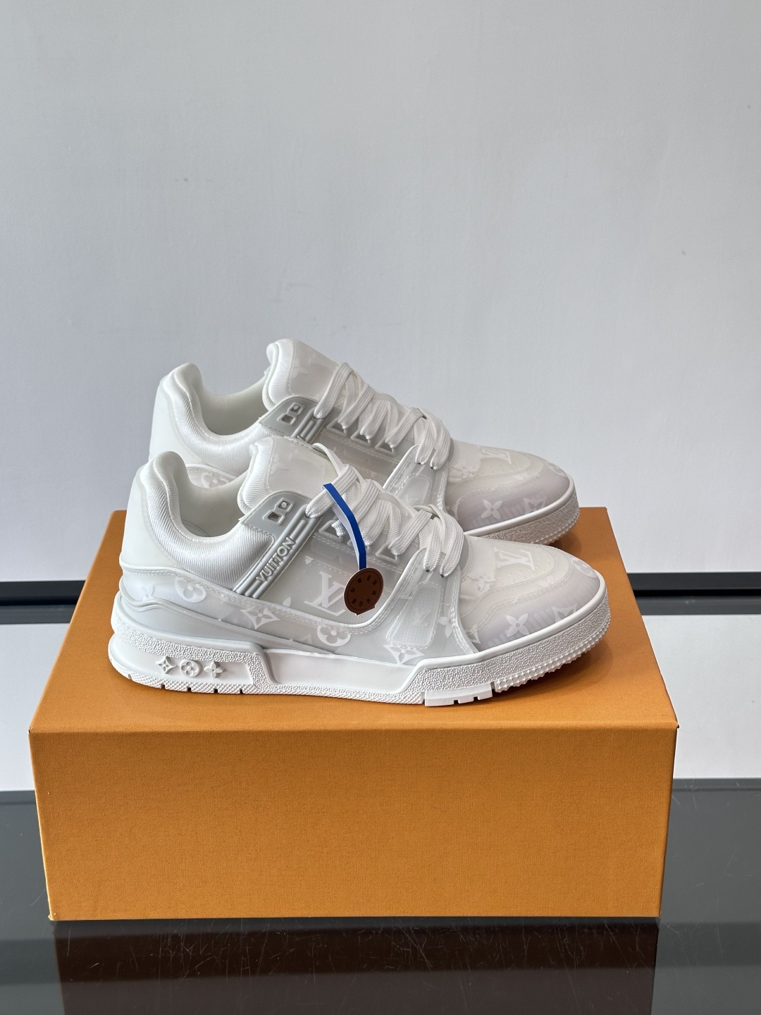 驴家 新配色 trainer运动鞋，本款 LV Trainer 运动鞋取材柔软粒面小牛皮，呈现纯净色调，