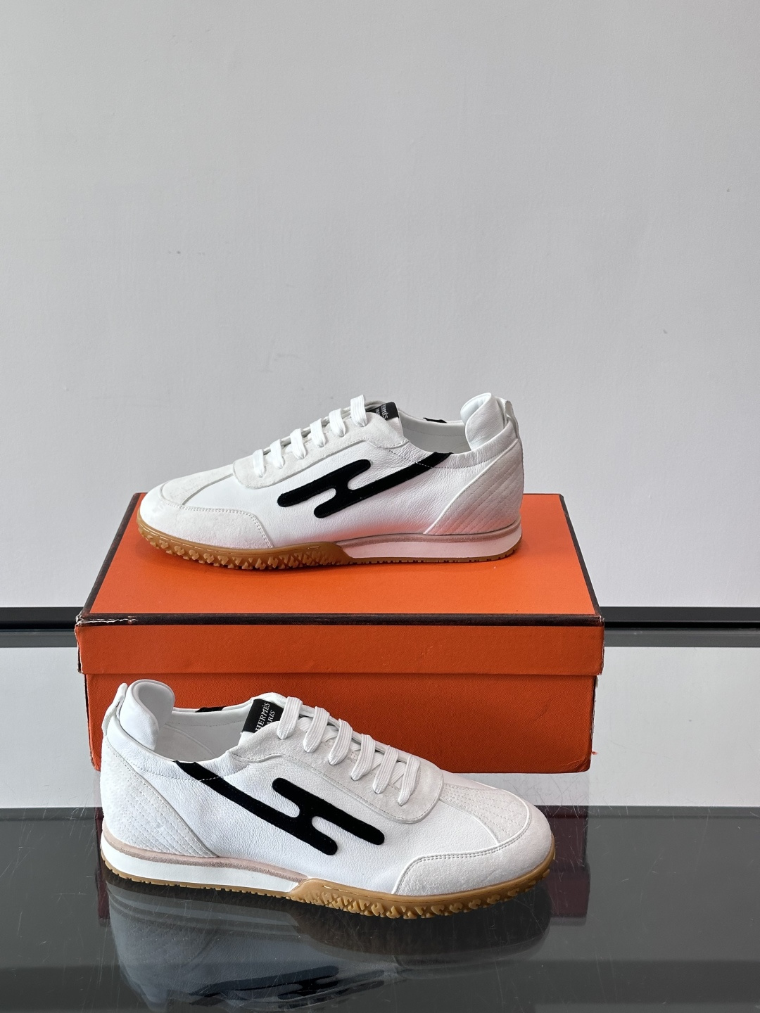 爱马仕Jet德训鞋，经典德训鞋型，白色小牛皮+黑色“H”标志，简约又有辨识度。轻量橡胶鞋底，穿着舒适，适