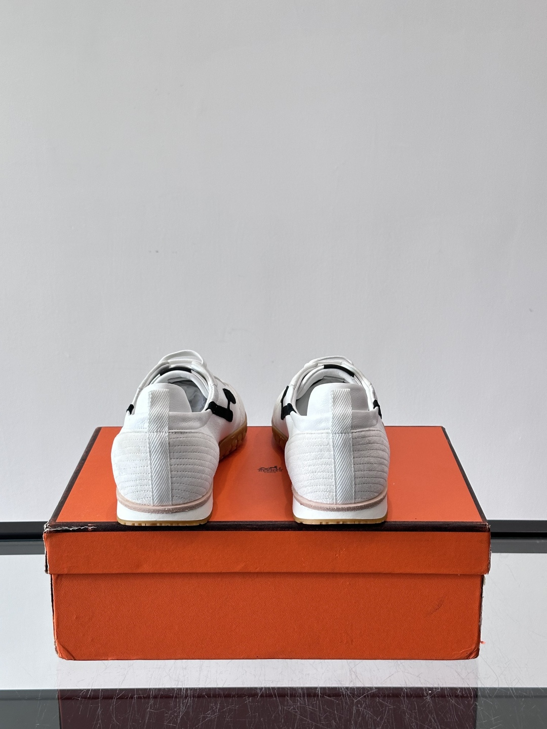 爱马仕Jet德训鞋，经典德训鞋型，白色小牛皮+黑色“H”标志，简约又有辨识度。轻量橡胶鞋底，穿着舒适，适