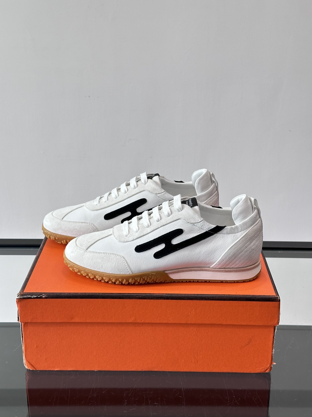 爱马仕Jet德训鞋，经典德训鞋型，白色小牛皮+黑色“H”标志，简约又有辨识度。轻量橡胶鞋底，穿着舒适，适