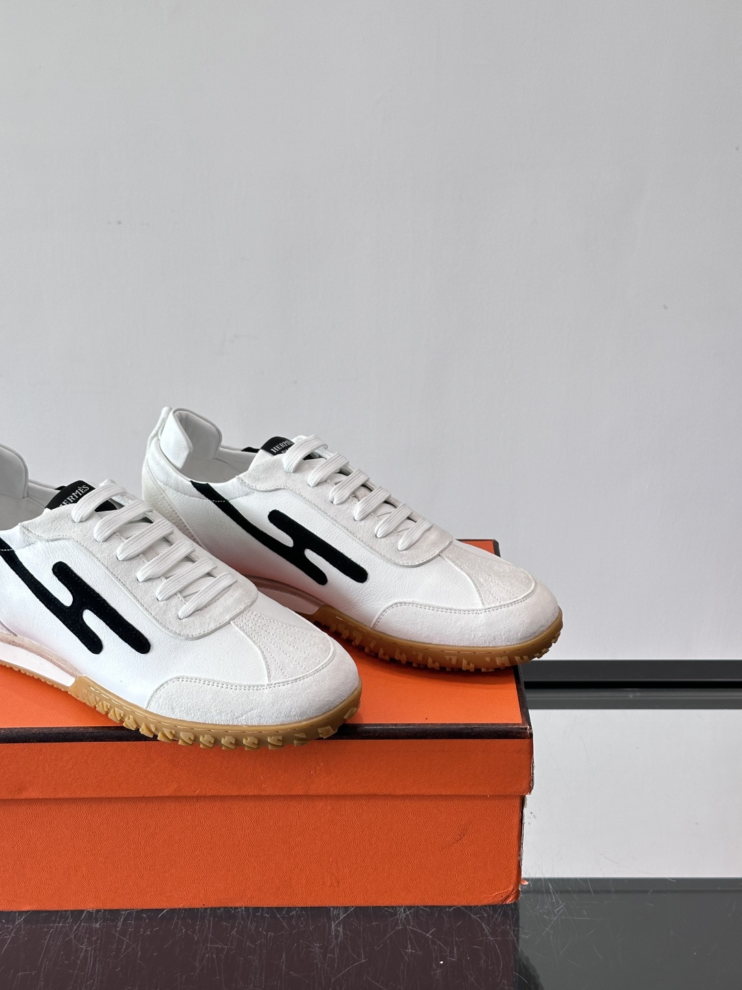 爱马仕Jet德训鞋，经典德训鞋型，白色小牛皮+黑色“H”标志，简约又有辨识度。轻量橡胶鞋底，穿着舒适，适