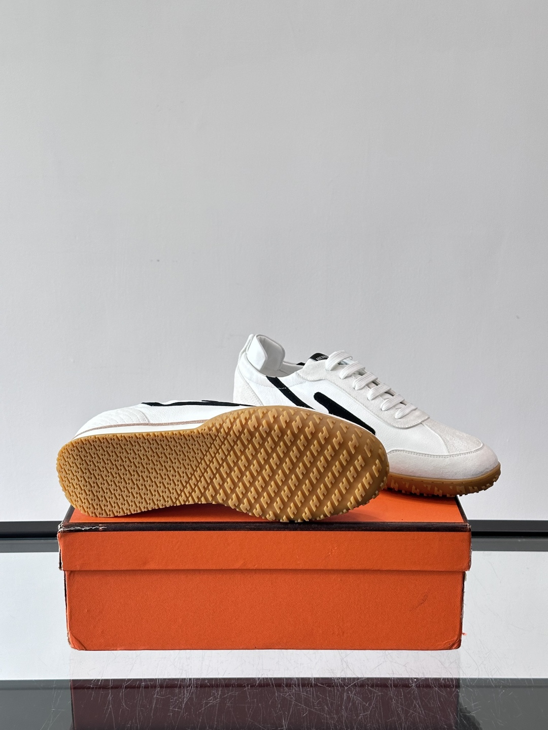 爱马仕Jet德训鞋，经典德训鞋型，白色小牛皮+黑色“H”标志，简约又有辨识度。轻量橡胶鞋底，穿着舒适，适