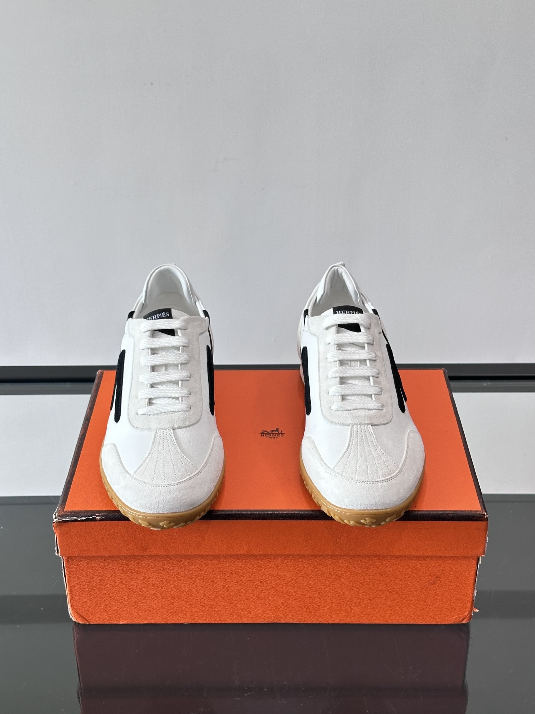 爱马仕Jet德训鞋，经典德训鞋型，白色小牛皮+黑色“H”标志，简约又有辨识度。轻量橡胶鞋底，穿着舒适，适