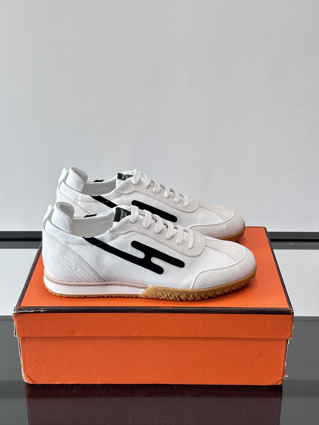 爱马仕Jet德训鞋，经典德训鞋型，白色小牛皮+黑色“H”标志，简约又有辨识度。轻量橡胶鞋底，穿着舒适，适