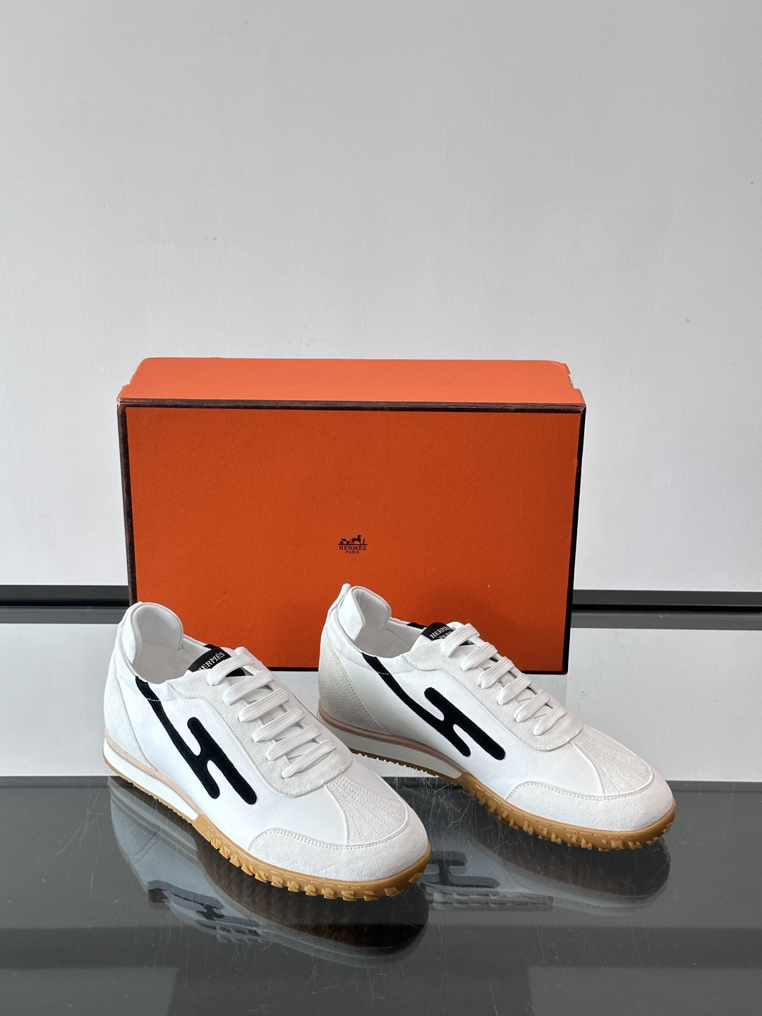 爱马仕Jet德训鞋，经典德训鞋型，白色小牛皮+黑色“H”标志，简约又有辨识度。轻量橡胶鞋底，穿着舒适，适