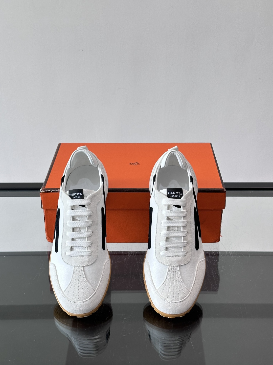 爱马仕Jet德训鞋，经典德训鞋型，白色小牛皮+黑色“H”标志，简约又有辨识度。轻量橡胶鞋底，穿着舒适，适