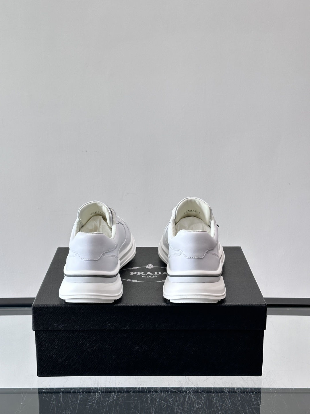 Prada男士休闲运动鞋，优质牛皮+透气孔设计，穿着舒适又透气！厚底橡胶鞋底，缓震力满分，日常或长时间行