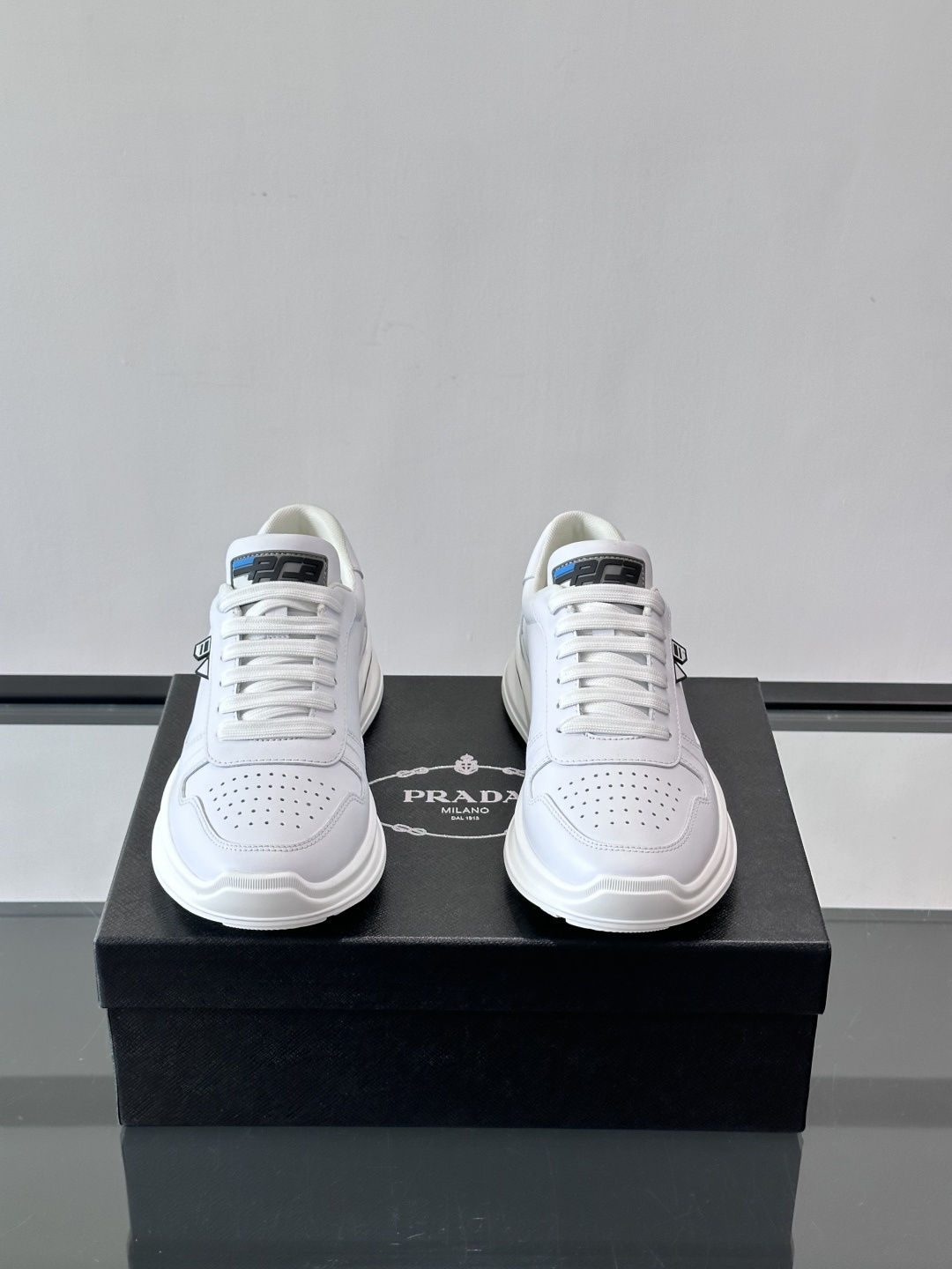 Prada男士休闲运动鞋，优质牛皮+透气孔设计，穿着舒适又透气！厚底橡胶鞋底，缓震力满分，日常或长时间行