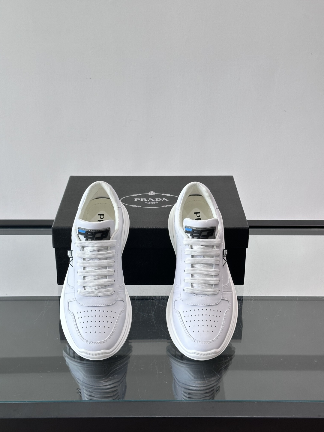 Prada男士休闲运动鞋，优质牛皮+透气孔设计，穿着舒适又透气！厚底橡胶鞋底，缓震力满分，日常或长时间行