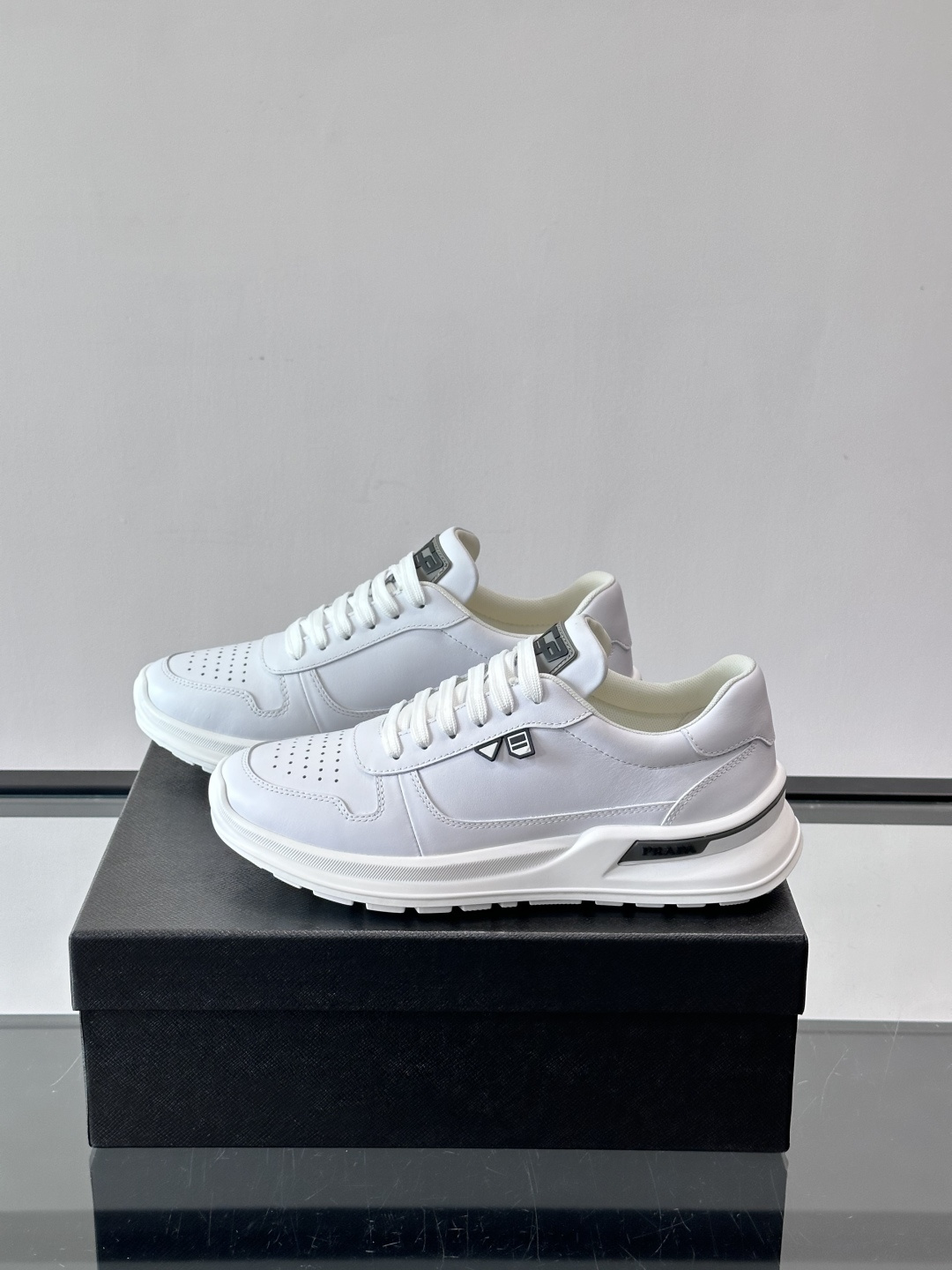 Prada男士休闲运动鞋，优质牛皮+透气孔设计，穿着舒适又透气！厚底橡胶鞋底，缓震力满分，日常或长时间行