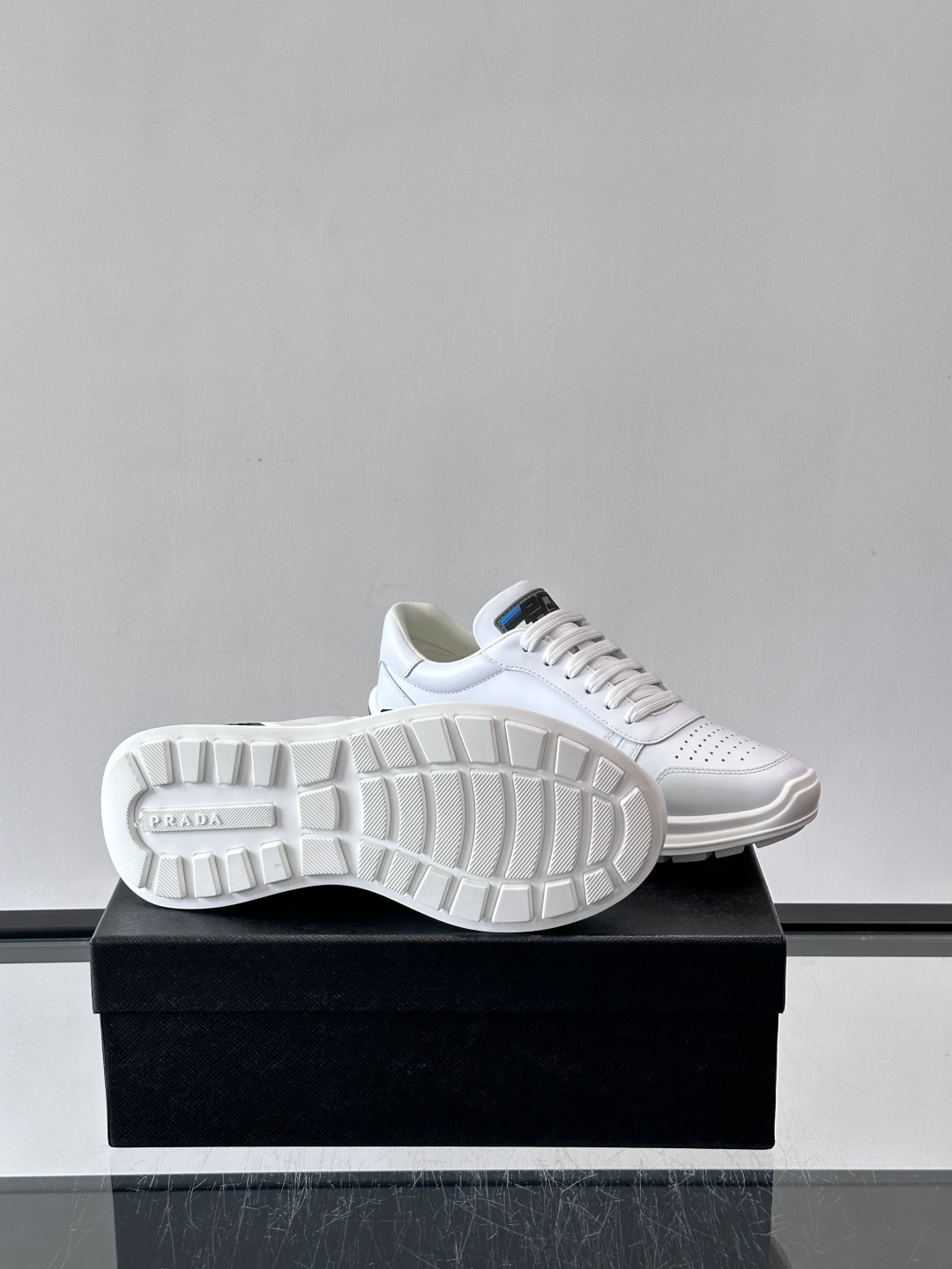 Prada男士休闲运动鞋，优质牛皮+透气孔设计，穿着舒适又透气！厚底橡胶鞋底，缓震力满分，日常或长时间行
