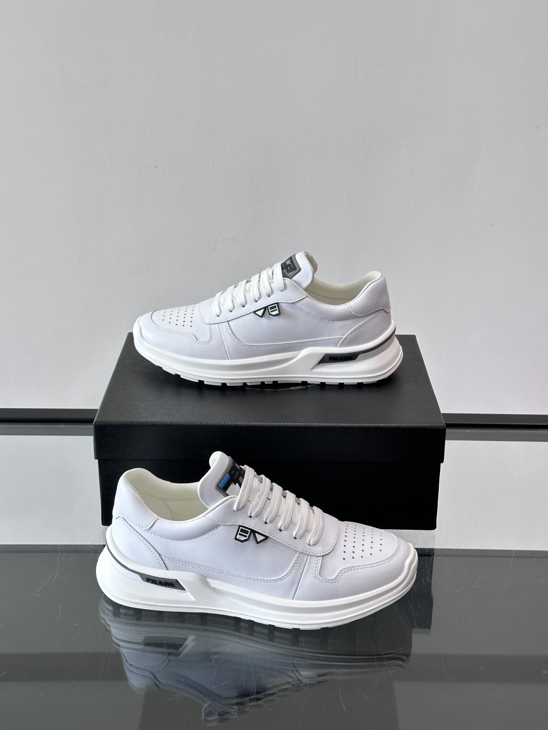 Prada男士休闲运动鞋，优质牛皮+透气孔设计，穿着舒适又透气！厚底橡胶鞋底，缓震力满分，日常或长时间行