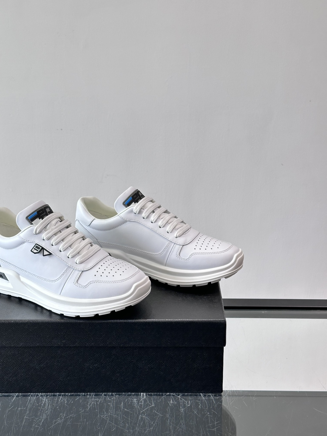 Prada男士休闲运动鞋，优质牛皮+透气孔设计，穿着舒适又透气！厚底橡胶鞋底，缓震力满分，日常或长时间行