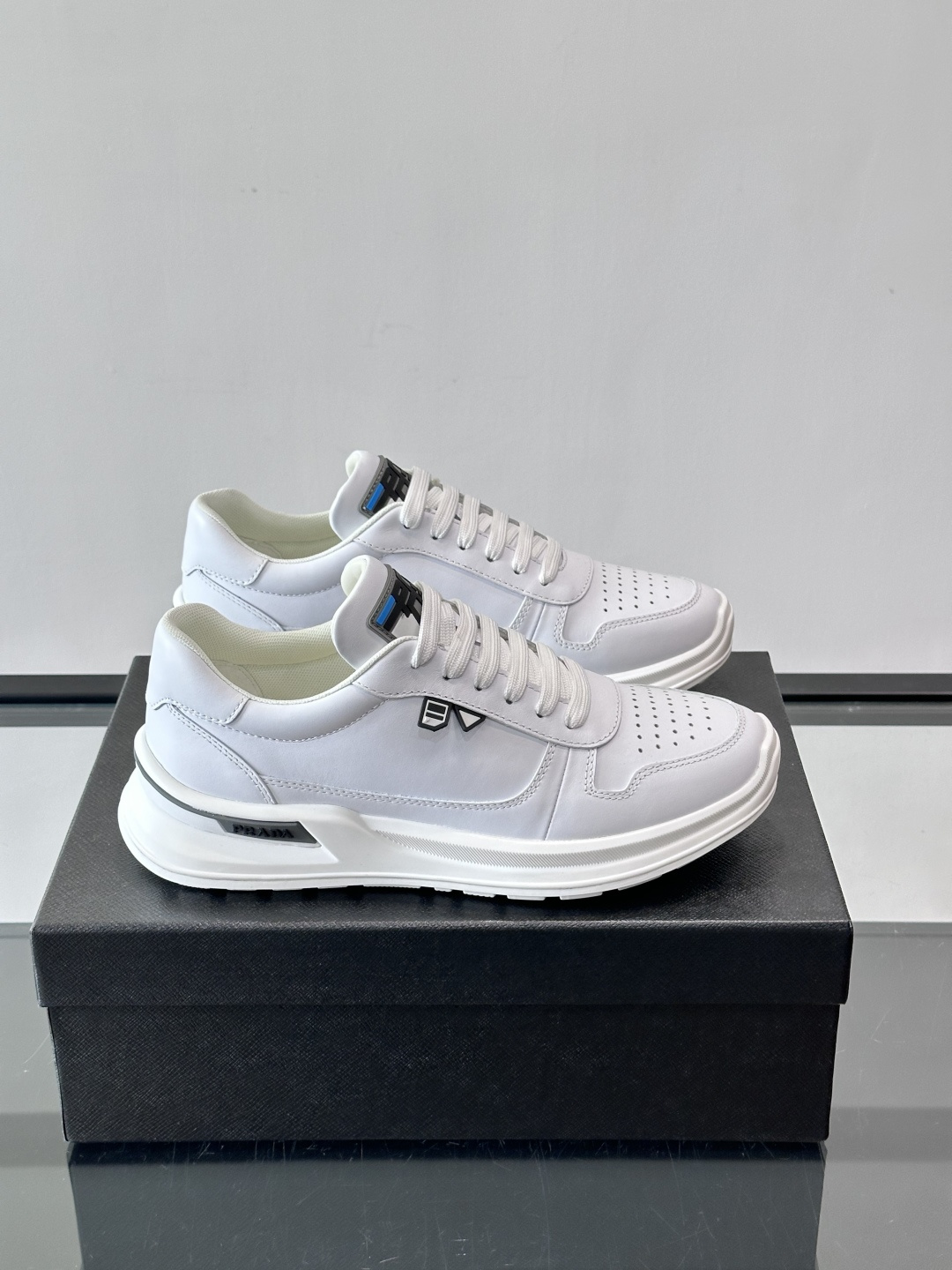 Prada男士休闲运动鞋，优质牛皮+透气孔设计，穿着舒适又透气！厚底橡胶鞋底，缓震力满分，日常或长时间行