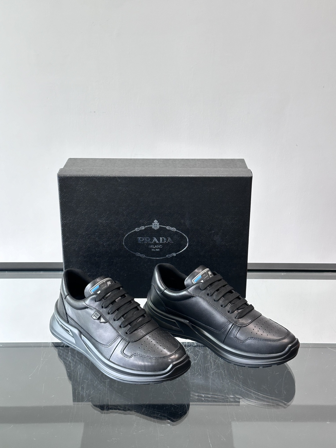 Prada男士休闲运动鞋，优质牛皮+透气孔设计，穿着舒适又透气！厚底橡胶鞋底，缓震力满分，日常或长时间行