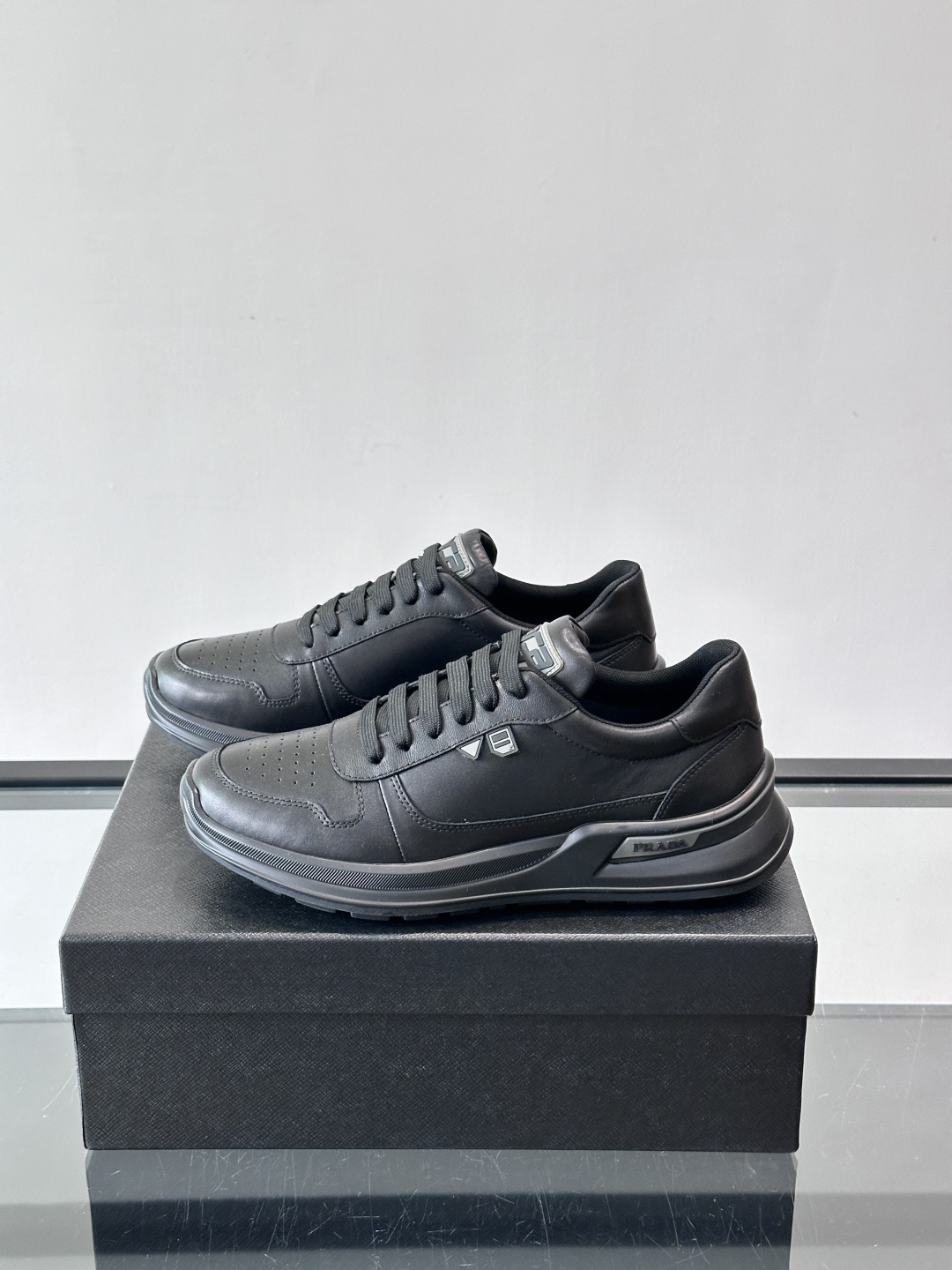 Prada男士休闲运动鞋，优质牛皮+透气孔设计，穿着舒适又透气！厚底橡胶鞋底，缓震力满分，日常或长时间行