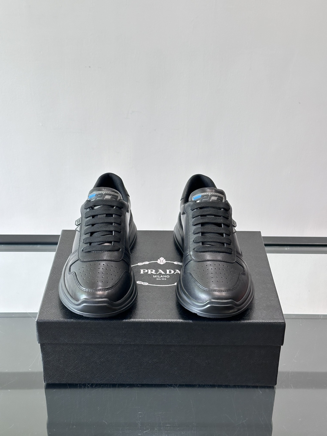 Prada男士休闲运动鞋，优质牛皮+透气孔设计，穿着舒适又透气！厚底橡胶鞋底，缓震力满分，日常或长时间行