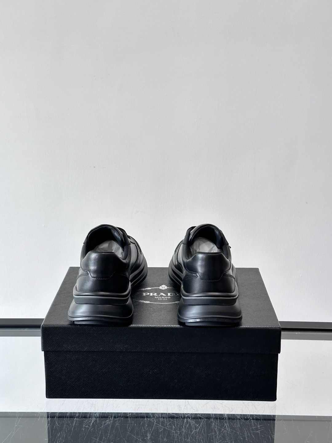 Prada男士休闲运动鞋，优质牛皮+透气孔设计，穿着舒适又透气！厚底橡胶鞋底，缓震力满分，日常或长时间行