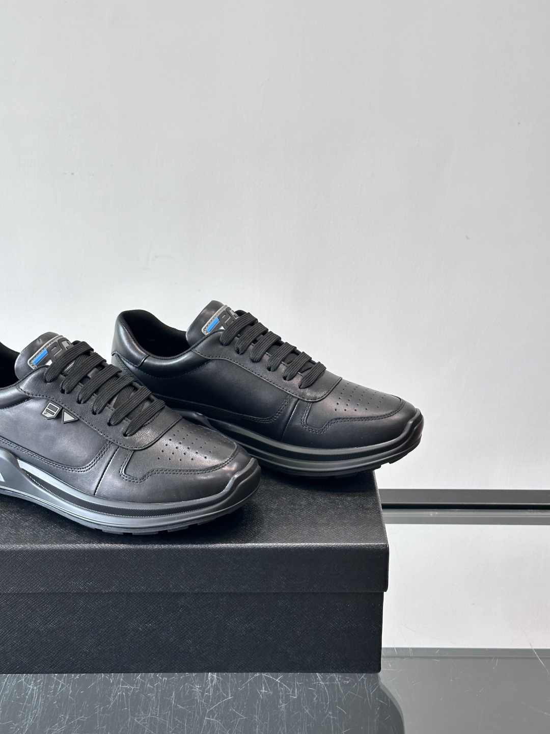 Prada男士休闲运动鞋，优质牛皮+透气孔设计，穿着舒适又透气！厚底橡胶鞋底，缓震力满分，日常或长时间行