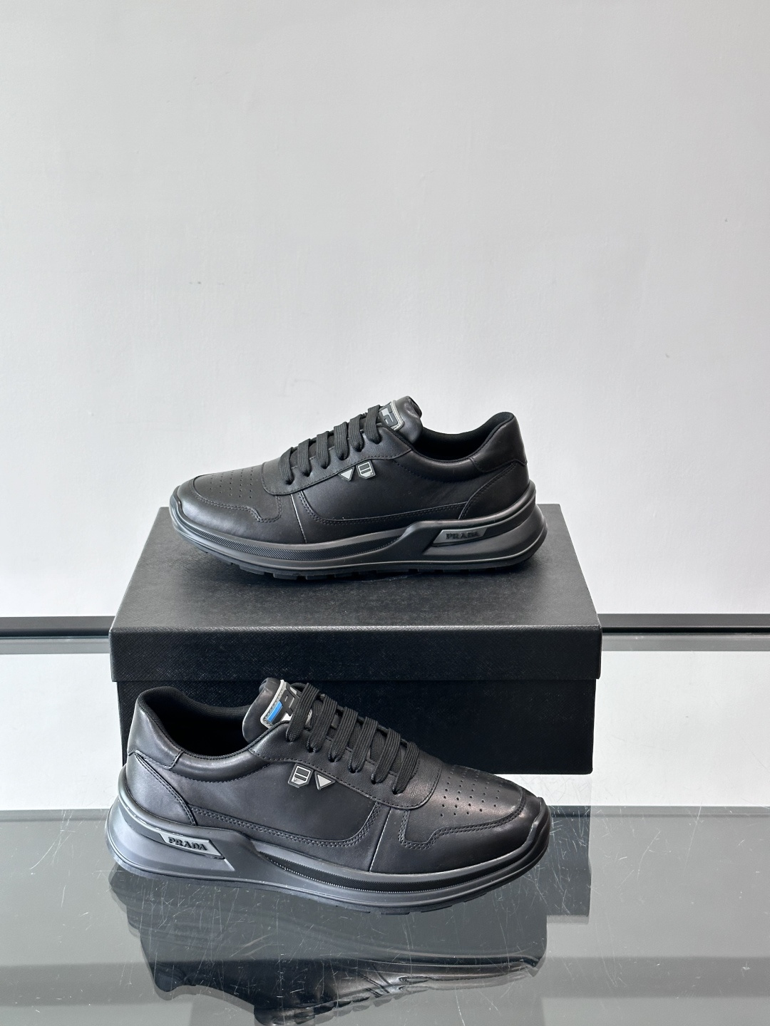 Prada男士休闲运动鞋，优质牛皮+透气孔设计，穿着舒适又透气！厚底橡胶鞋底，缓震力满分，日常或长时间行