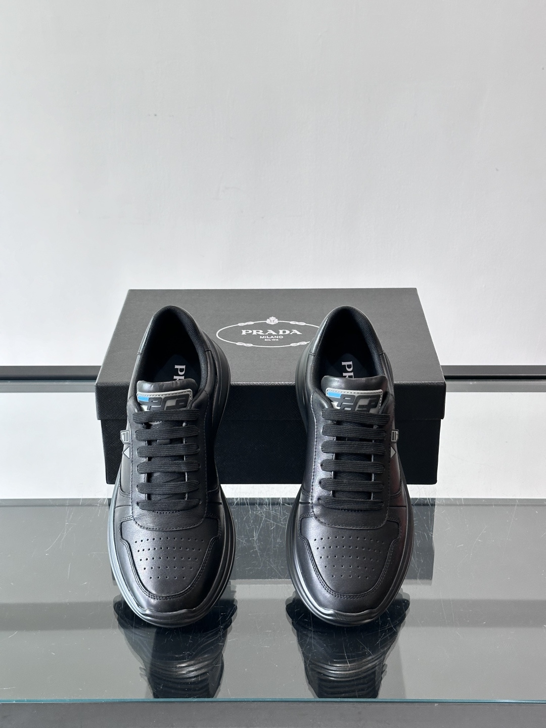 Prada男士休闲运动鞋，优质牛皮+透气孔设计，穿着舒适又透气！厚底橡胶鞋底，缓震力满分，日常或长时间行