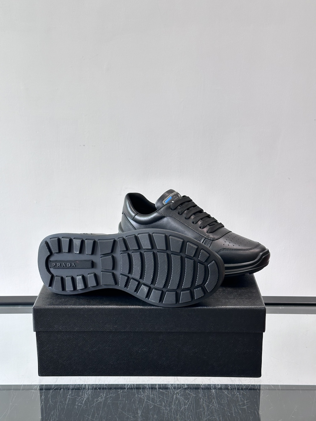 Prada男士休闲运动鞋，优质牛皮+透气孔设计，穿着舒适又透气！厚底橡胶鞋底，缓震力满分，日常或长时间行