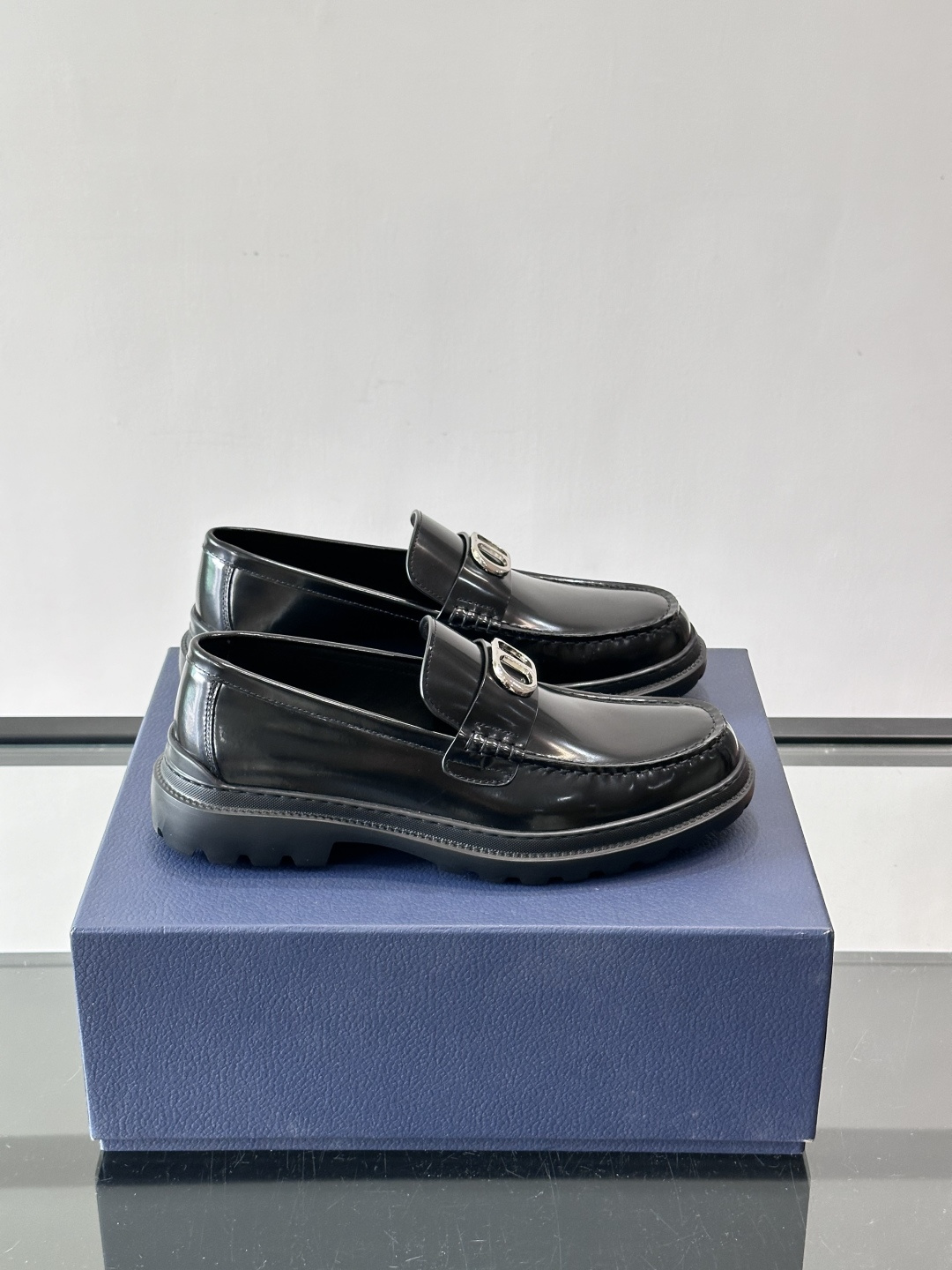 DIOR男士乐福鞋，选用优质牛皮，鞋面光滑细腻，低调奢华 。厚底橡胶设计，防滑又增高，日常通勤或商务休闲