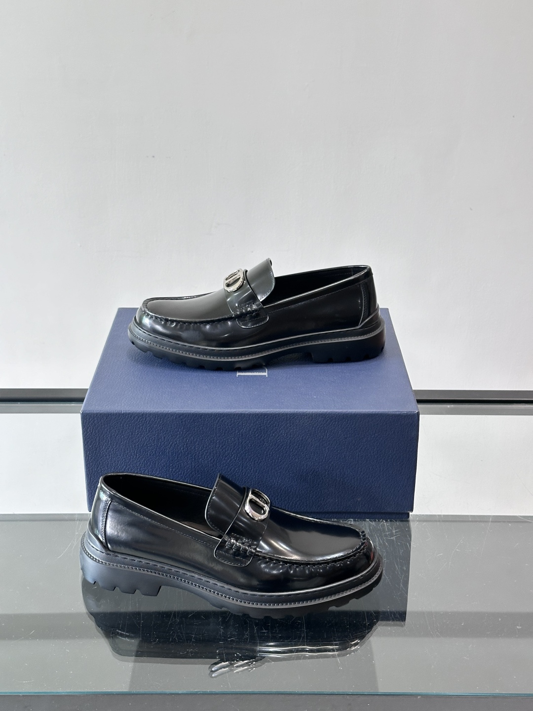 DIOR男士乐福鞋，选用优质牛皮，鞋面光滑细腻，低调奢华 。厚底橡胶设计，防滑又增高，日常通勤或商务休闲