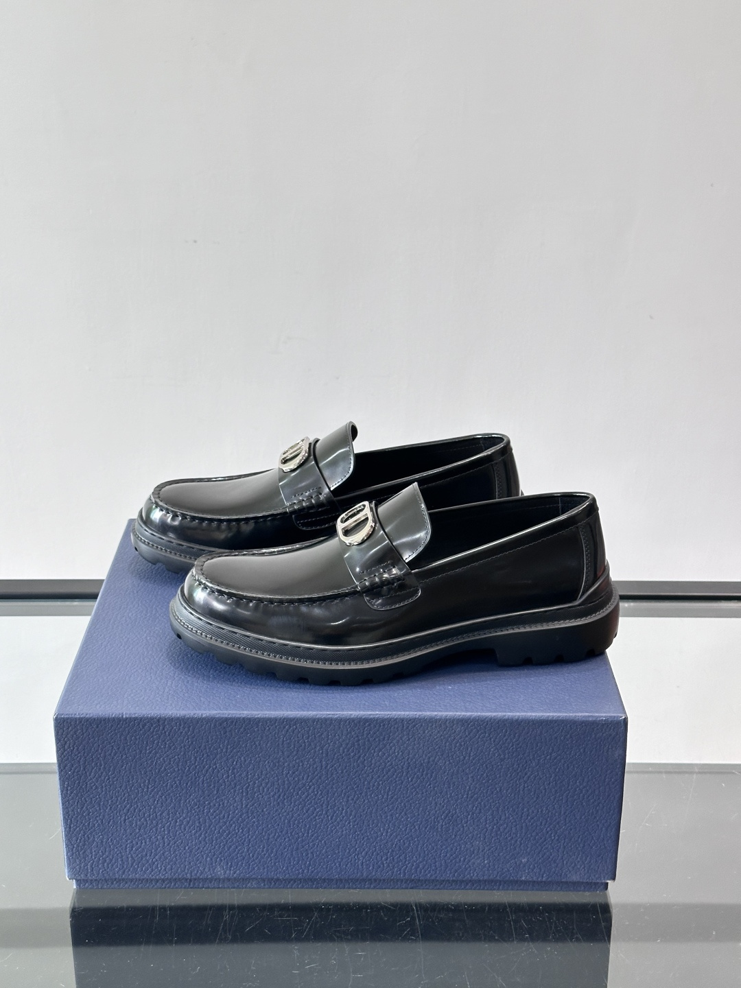 DIOR男士乐福鞋，选用优质牛皮，鞋面光滑细腻，低调奢华 。厚底橡胶设计，防滑又增高，日常通勤或商务休闲