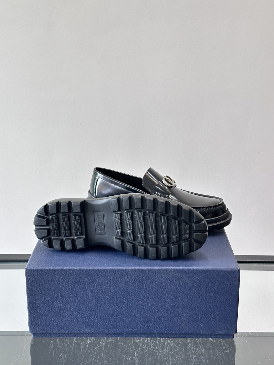 DIOR男士乐福鞋，选用优质牛皮，鞋面光滑细腻，低调奢华 。厚底橡胶设计，防滑又增高，日常通勤或商务休闲