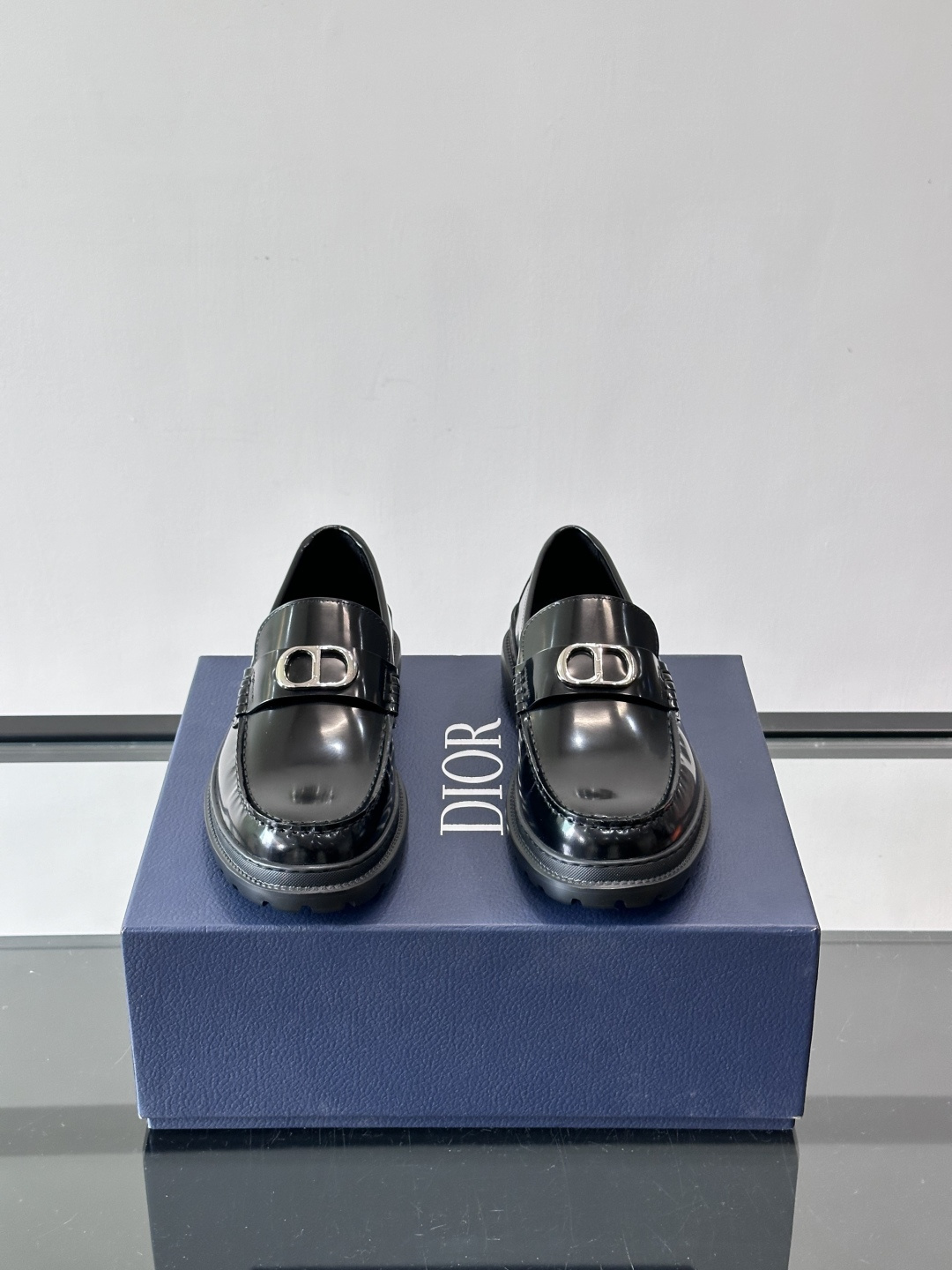 DIOR男士乐福鞋，选用优质牛皮，鞋面光滑细腻，低调奢华 。厚底橡胶设计，防滑又增高，日常通勤或商务休闲