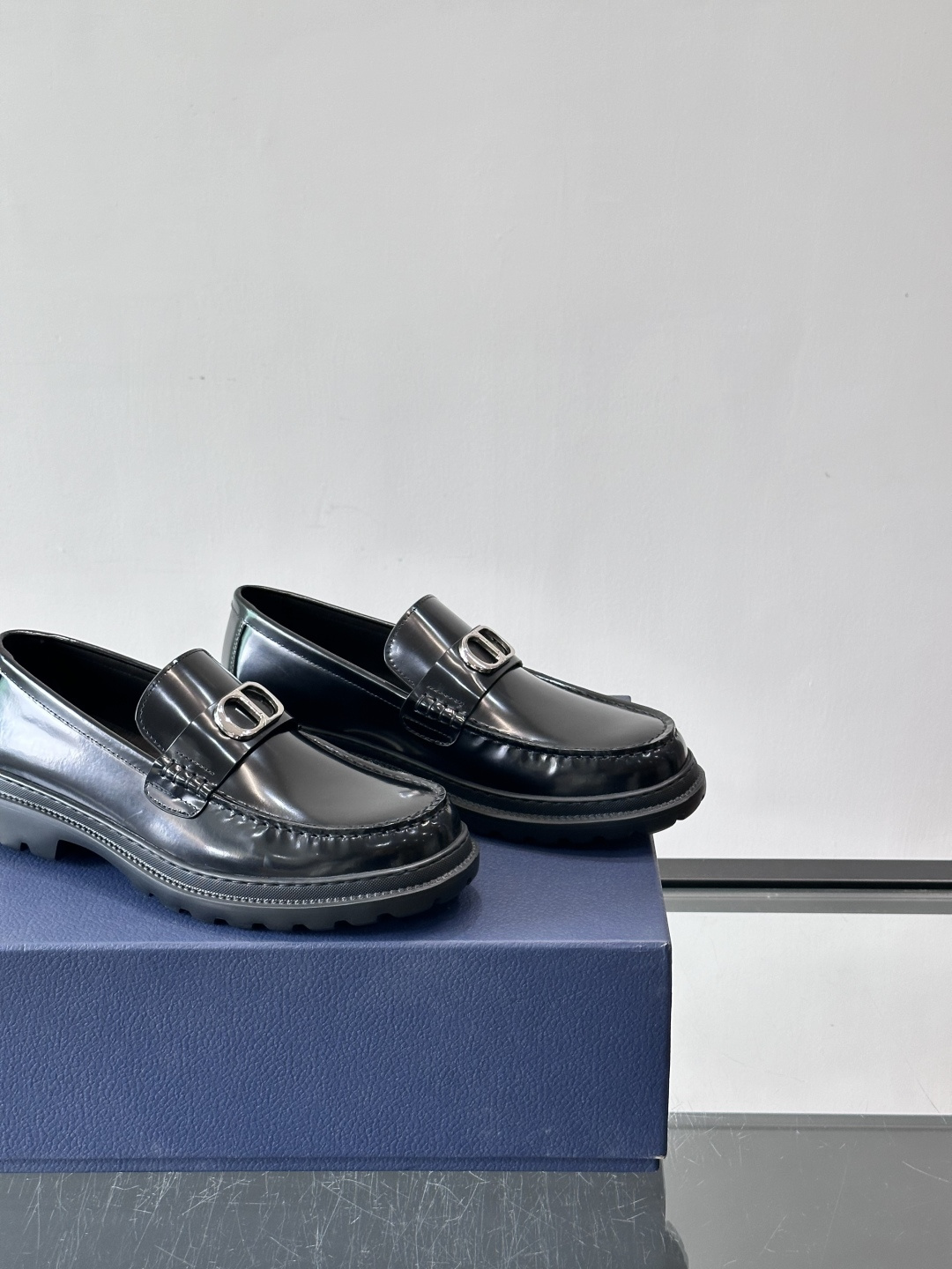 DIOR男士乐福鞋，选用优质牛皮，鞋面光滑细腻，低调奢华 。厚底橡胶设计，防滑又增高，日常通勤或商务休闲