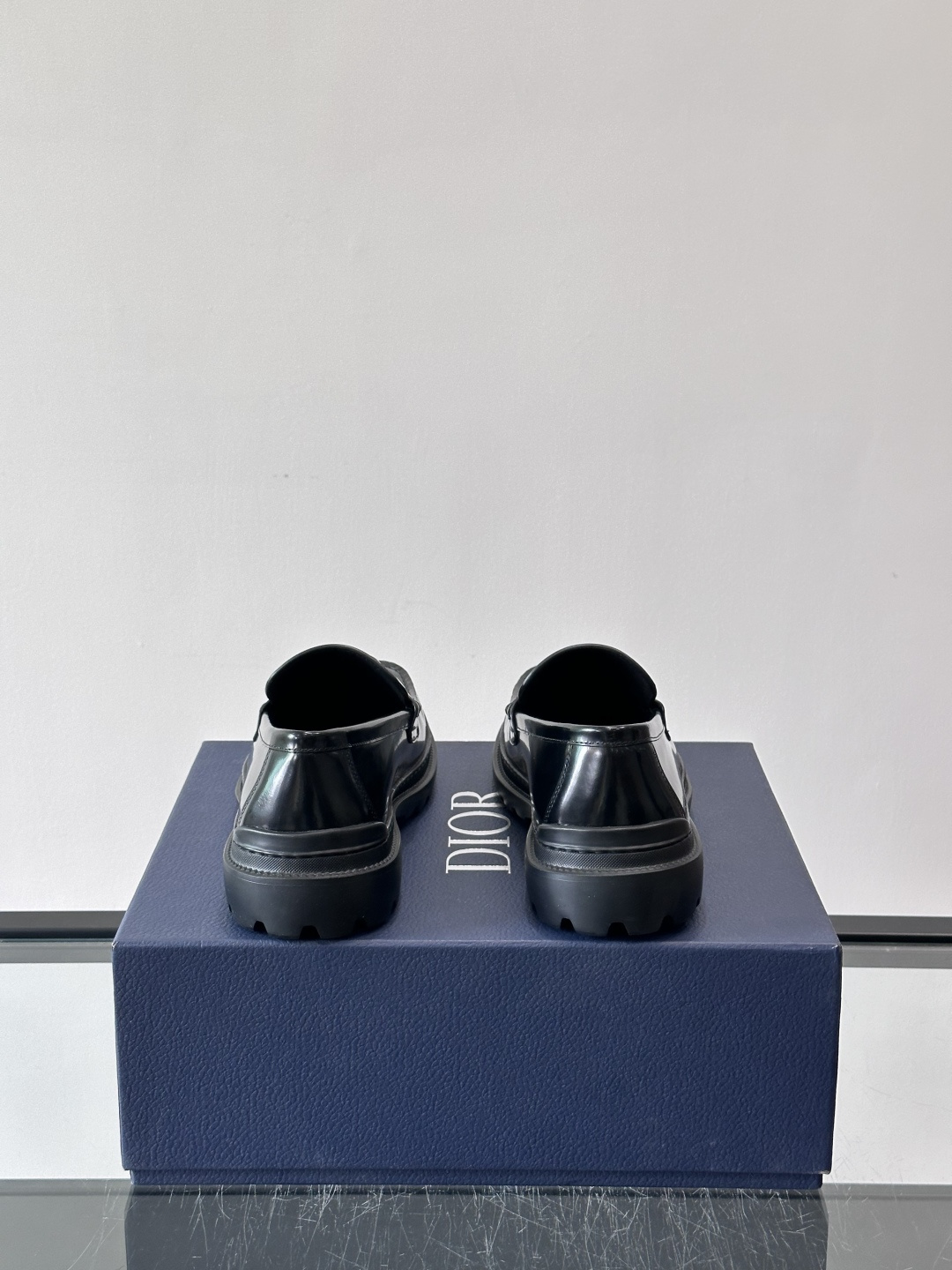 DIOR男士乐福鞋，选用优质牛皮，鞋面光滑细腻，低调奢华 。厚底橡胶设计，防滑又增高，日常通勤或商务休闲