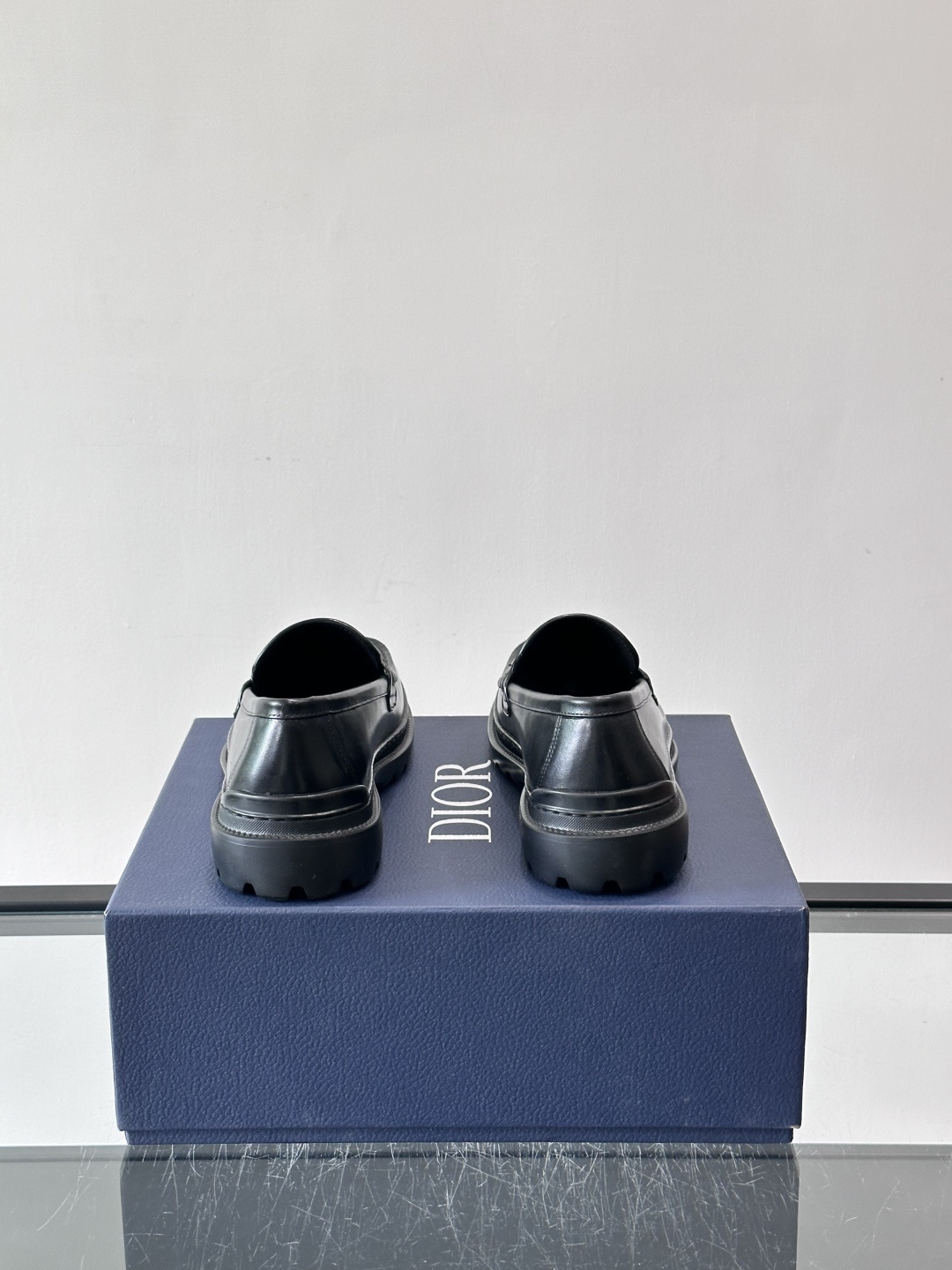 DIOR男士乐福鞋，选用优质牛皮，鞋面光滑细腻，低调奢华 。厚底橡胶设计，防滑又增高，日常通勤或商务休闲