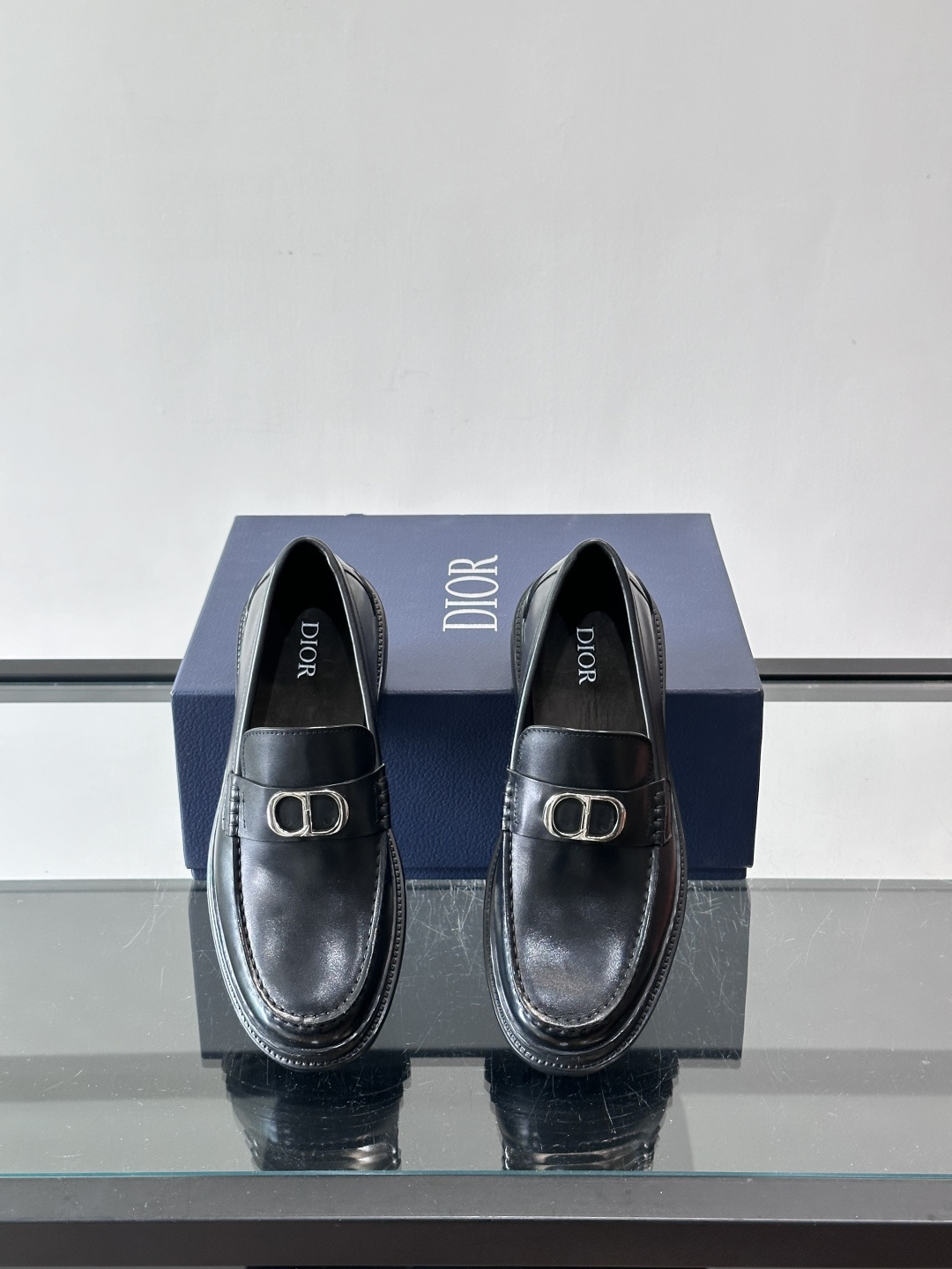 DIOR男士乐福鞋，选用优质牛皮，鞋面光滑细腻，低调奢华 。厚底橡胶设计，防滑又增高，日常通勤或商务休闲