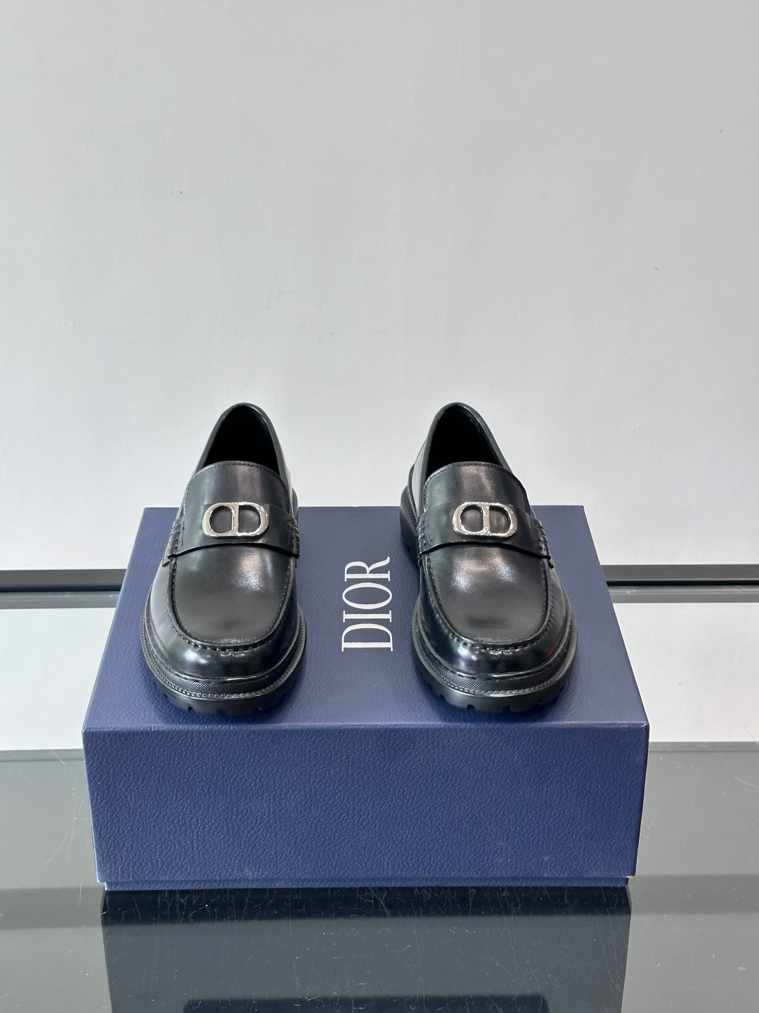 DIOR男士乐福鞋，选用优质牛皮，鞋面光滑细腻，低调奢华 。厚底橡胶设计，防滑又增高，日常通勤或商务休闲