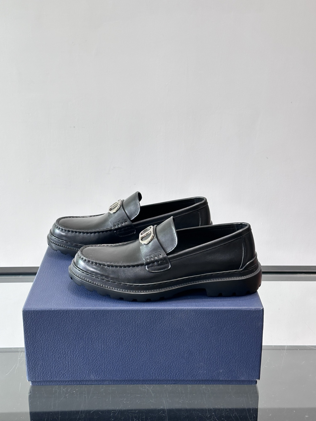 DIOR男士乐福鞋，选用优质牛皮，鞋面光滑细腻，低调奢华 。厚底橡胶设计，防滑又增高，日常通勤或商务休闲