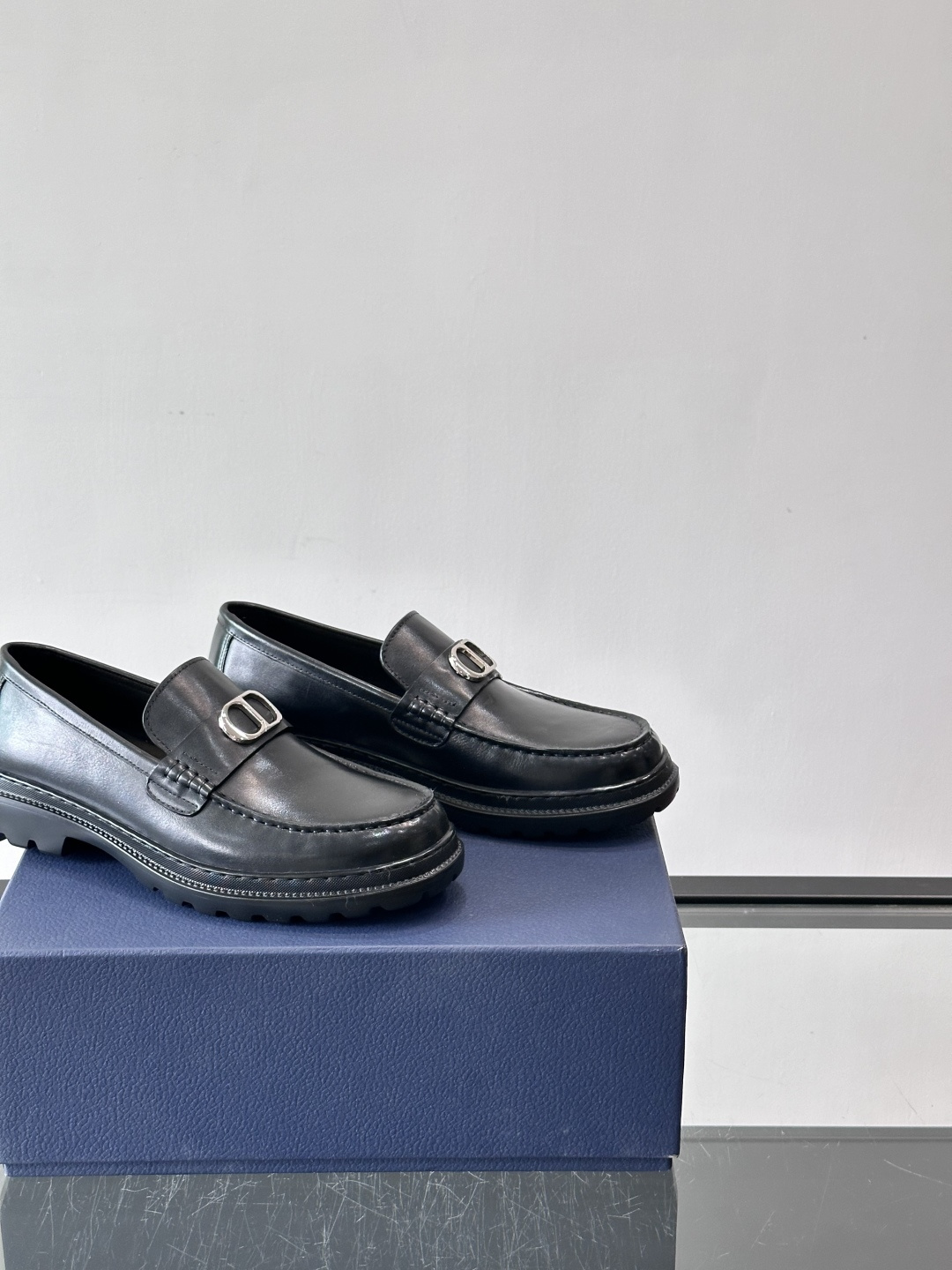 DIOR男士乐福鞋，选用优质牛皮，鞋面光滑细腻，低调奢华 。厚底橡胶设计，防滑又增高，日常通勤或商务休闲