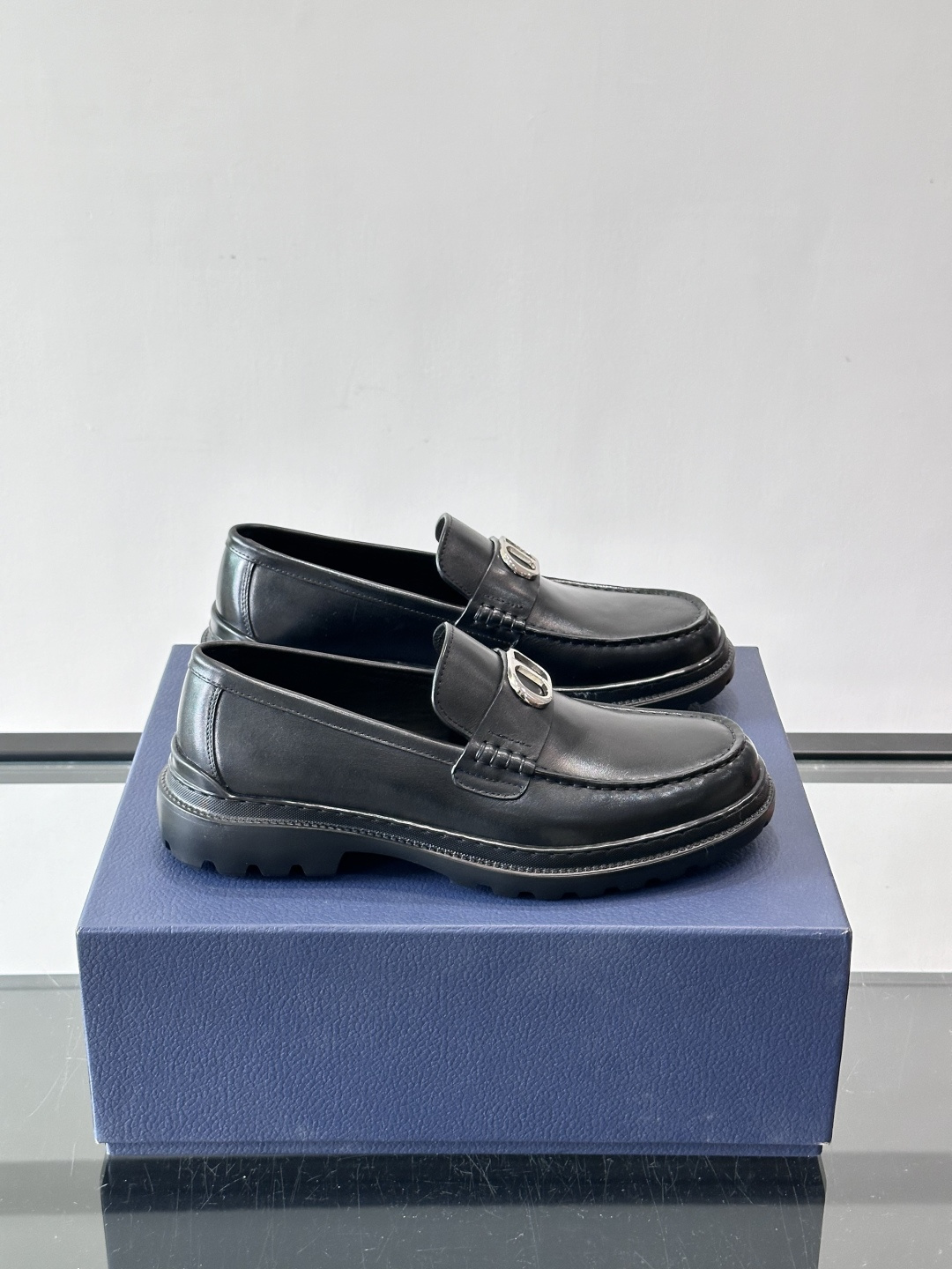 DIOR男士乐福鞋，选用优质牛皮，鞋面光滑细腻，低调奢华 。厚底橡胶设计，防滑又增高，日常通勤或商务休闲