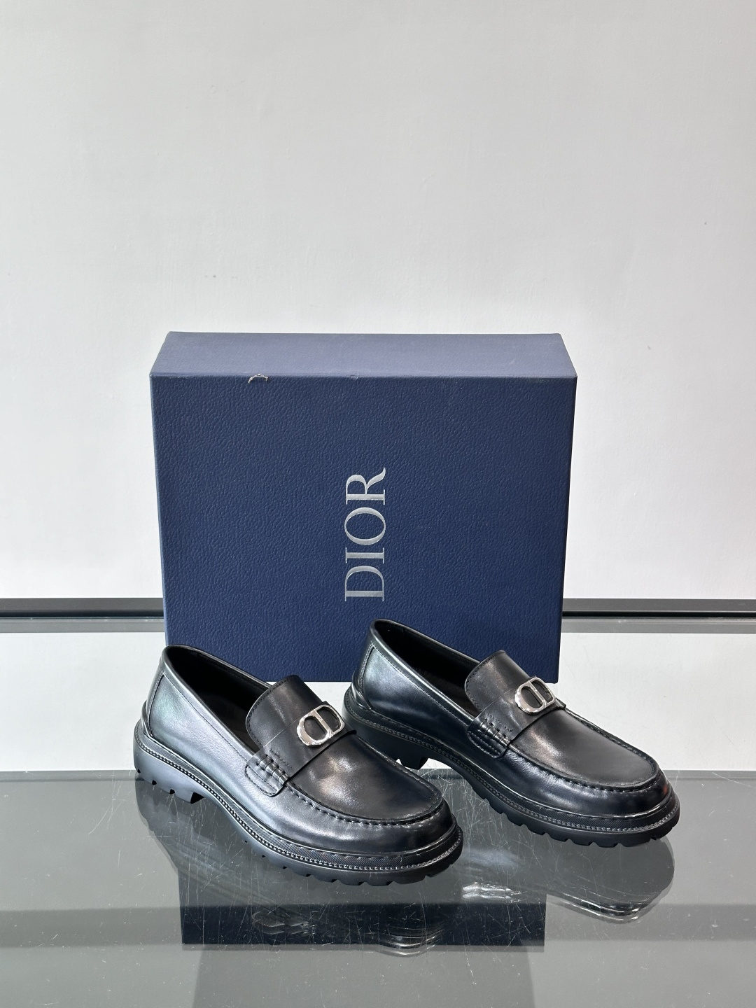 DIOR男士乐福鞋，选用优质牛皮，鞋面光滑细腻，低调奢华 。厚底橡胶设计，防滑又增高，日常通勤或商务休闲