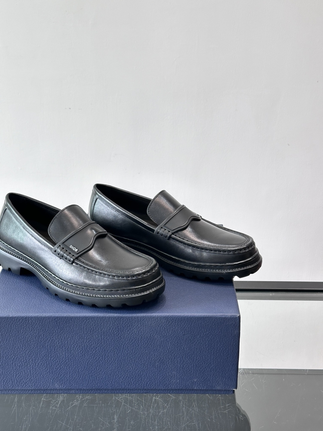 DIOR男士乐福鞋，选用优质牛皮，鞋面光滑细腻，低调奢华 。厚底橡胶设计，防滑又增高，日常通勤或商务休闲
